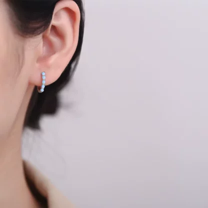 Boucles d'Oreilles Créoles – Argent S925 & Opale Blanche – Design Minimaliste – Image 3