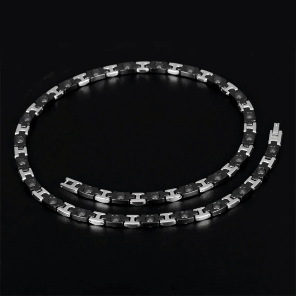 Collier "Geometric Dash" en acier plaqué titane et céramique avec disques d’hématite noire – Image 2