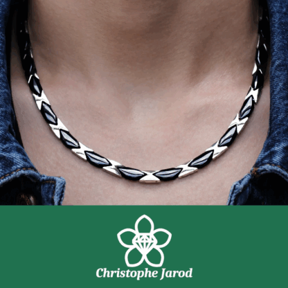 Collier "Geometric Dash" en acier plaqué titane et céramique avec disques d’hématite noire – Image 3
