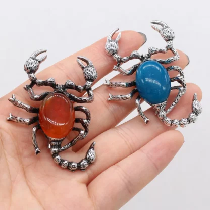 Broche « Scorpion Totem » en pierre naturelle (env. 50 mm) – Image 2