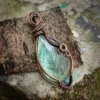 Pendentif “Mystère Boréal” – Labradorite & Cuivre tressé main – Image 4