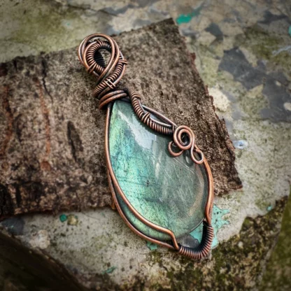 Pendentif “Mystère Boréal” – Labradorite & Cuivre tressé main – Image 4