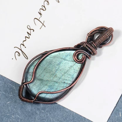 Pendentif “Mystère Boréal” – Labradorite & Cuivre tressé main – Image 2