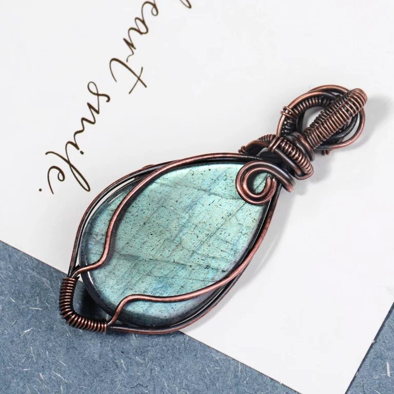 Pendentif “Mystère Boréal” – Labradorite & Cuivre tressé main – Image 2