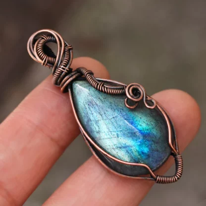 Pendentif “Mystère Boréal” – Labradorite & Cuivre tressé main – Image 6