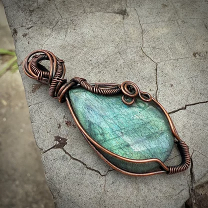 Pendentif “Mystère Boréal” – Labradorite & Cuivre tressé main – Image 7
